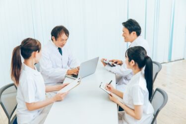 主治医制 VS 複数担当医制。外来診療ではどちらが優れる？