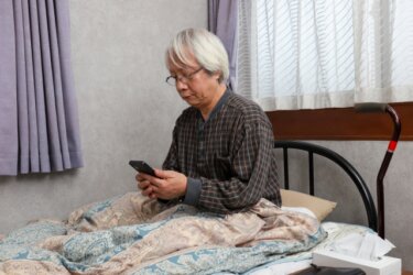 【精神科専門医が解説】スマホ認知症とは？医学的視点で症状・原因・対策を徹底解説