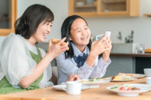 子どもの心の不調／精神科への相談タイミング／不登校／登校拒否／小児うつ／家庭でできるメンタルケア／親の関わり方／心のサイン／発達特性／環境調整療法